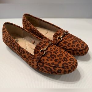 Classic Leopard Loafers with gold toned element. Women’s Size 10. EUC